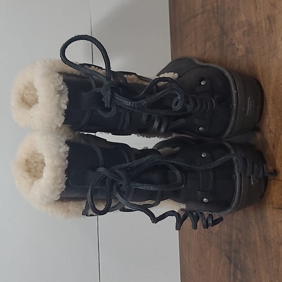 UGG Akadia Boot Women's sz 7 Black Leather Lace Up Back Shearling Lined Winter - Picture 3 of 10